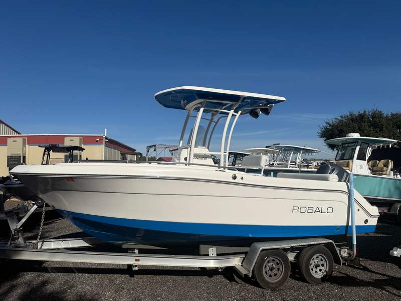 2017 Robalo 222 CC