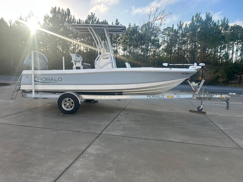 2023 Robalo 206 Cayman